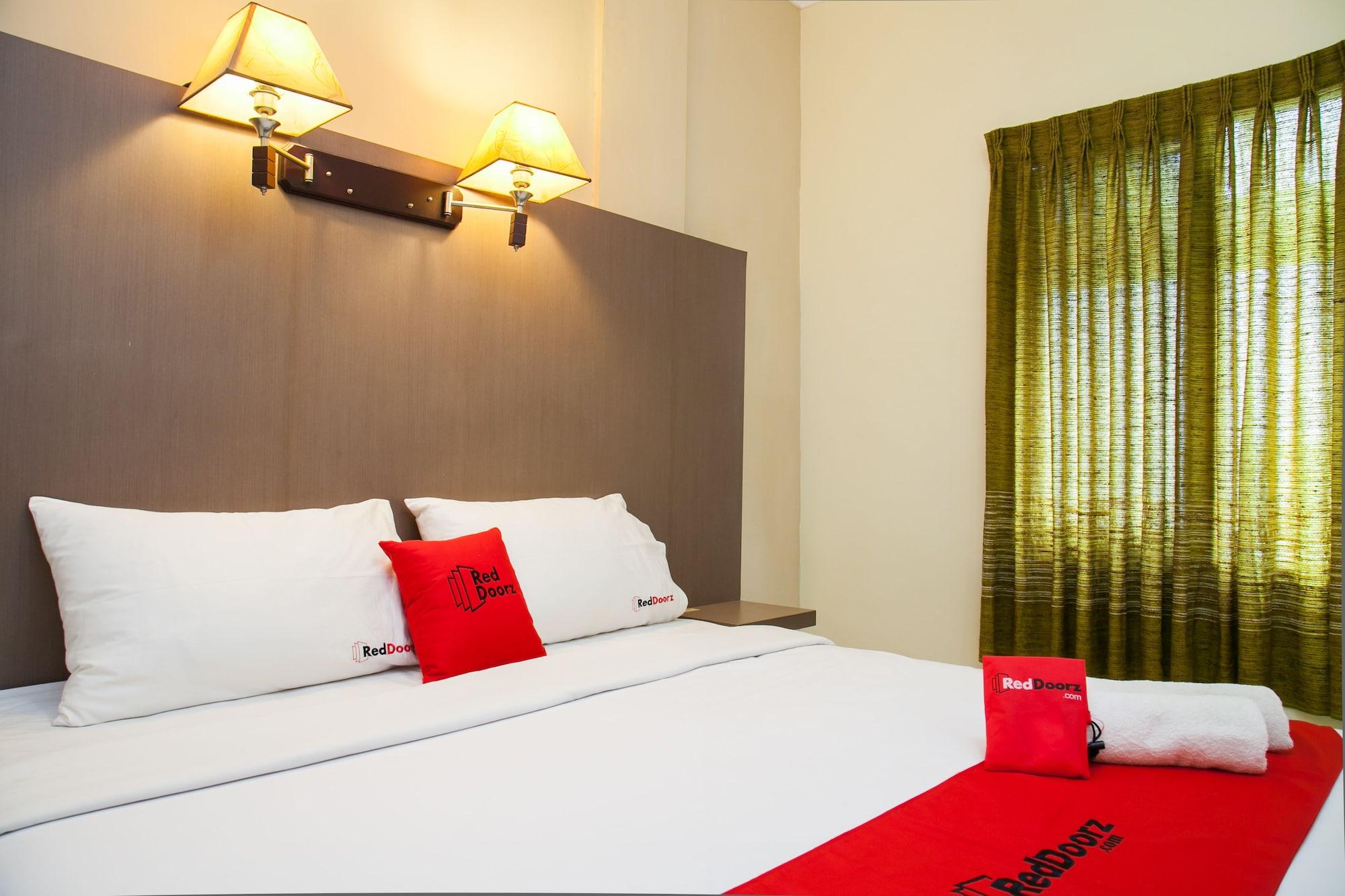 Hotel RedDoorz near Gubeng Station Surabaya Exterior foto