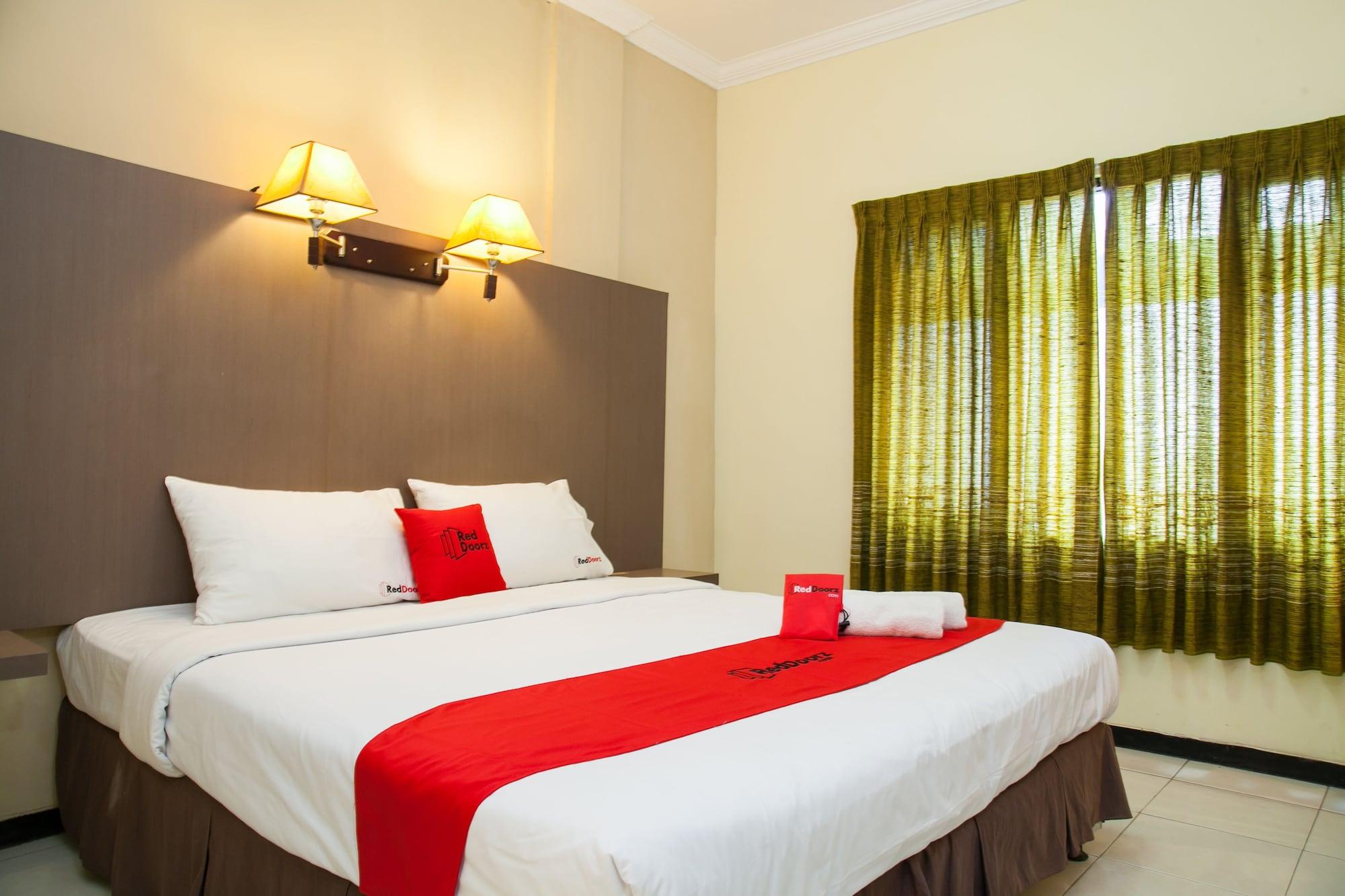 Hotel RedDoorz near Gubeng Station Surabaya Exterior foto