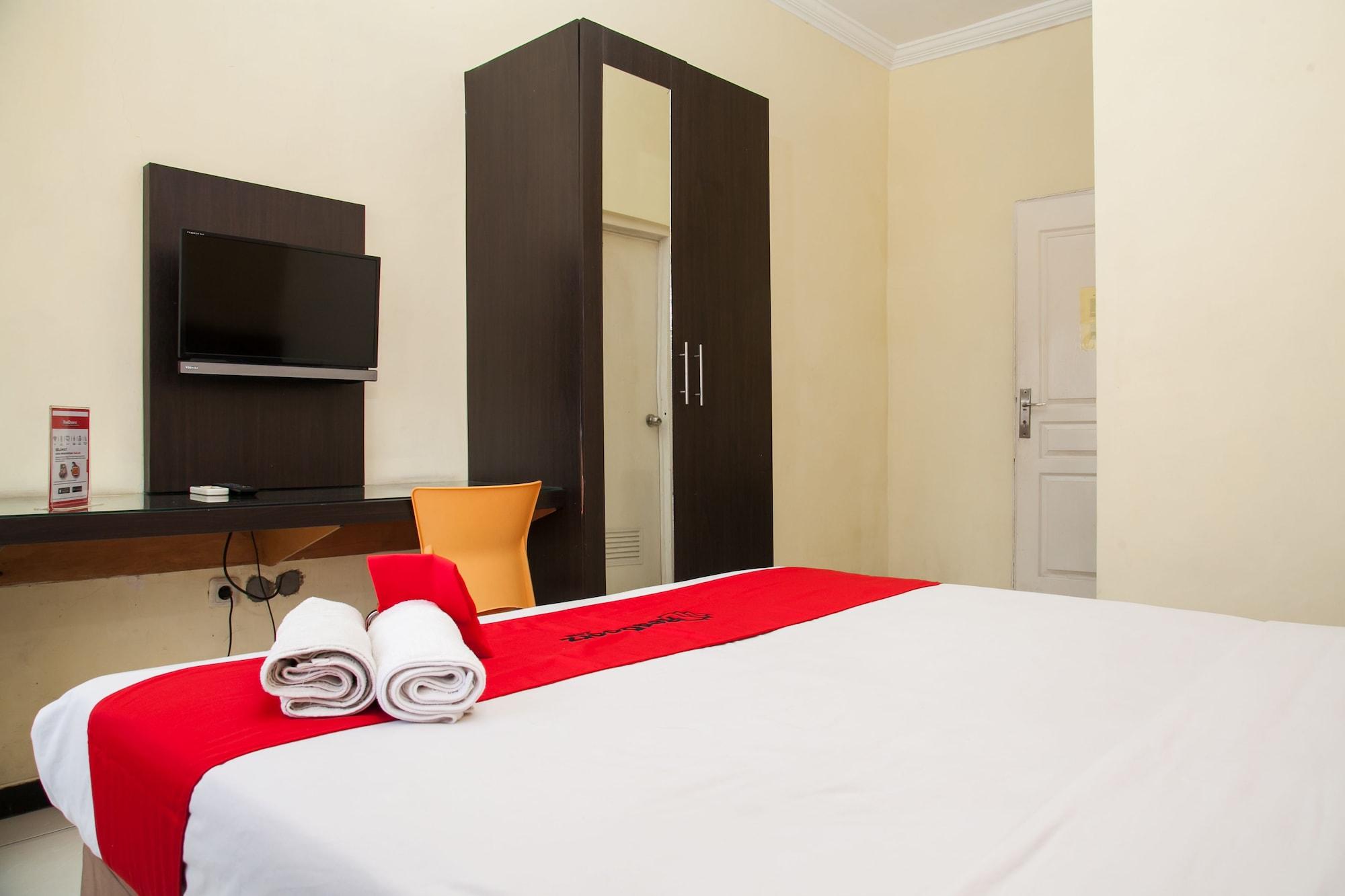 Hotel RedDoorz near Gubeng Station Surabaya Exterior foto