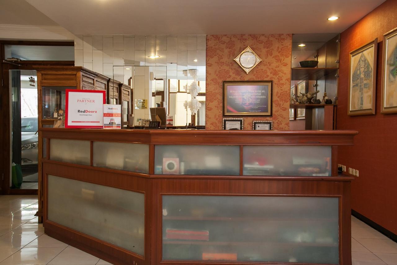 Hotel RedDoorz near Gubeng Station Surabaya Exterior foto