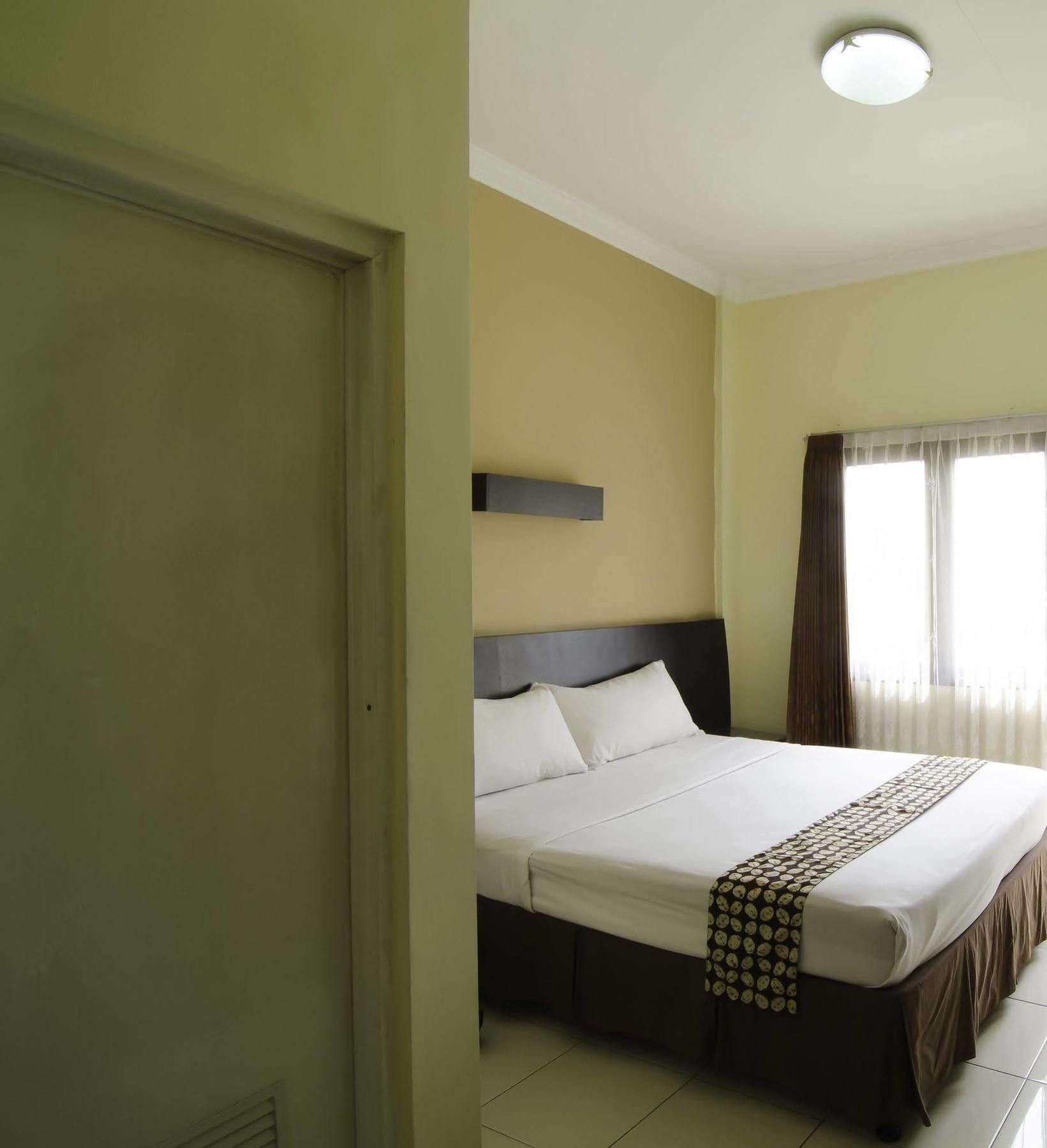Hotel RedDoorz near Gubeng Station Surabaya Exterior foto