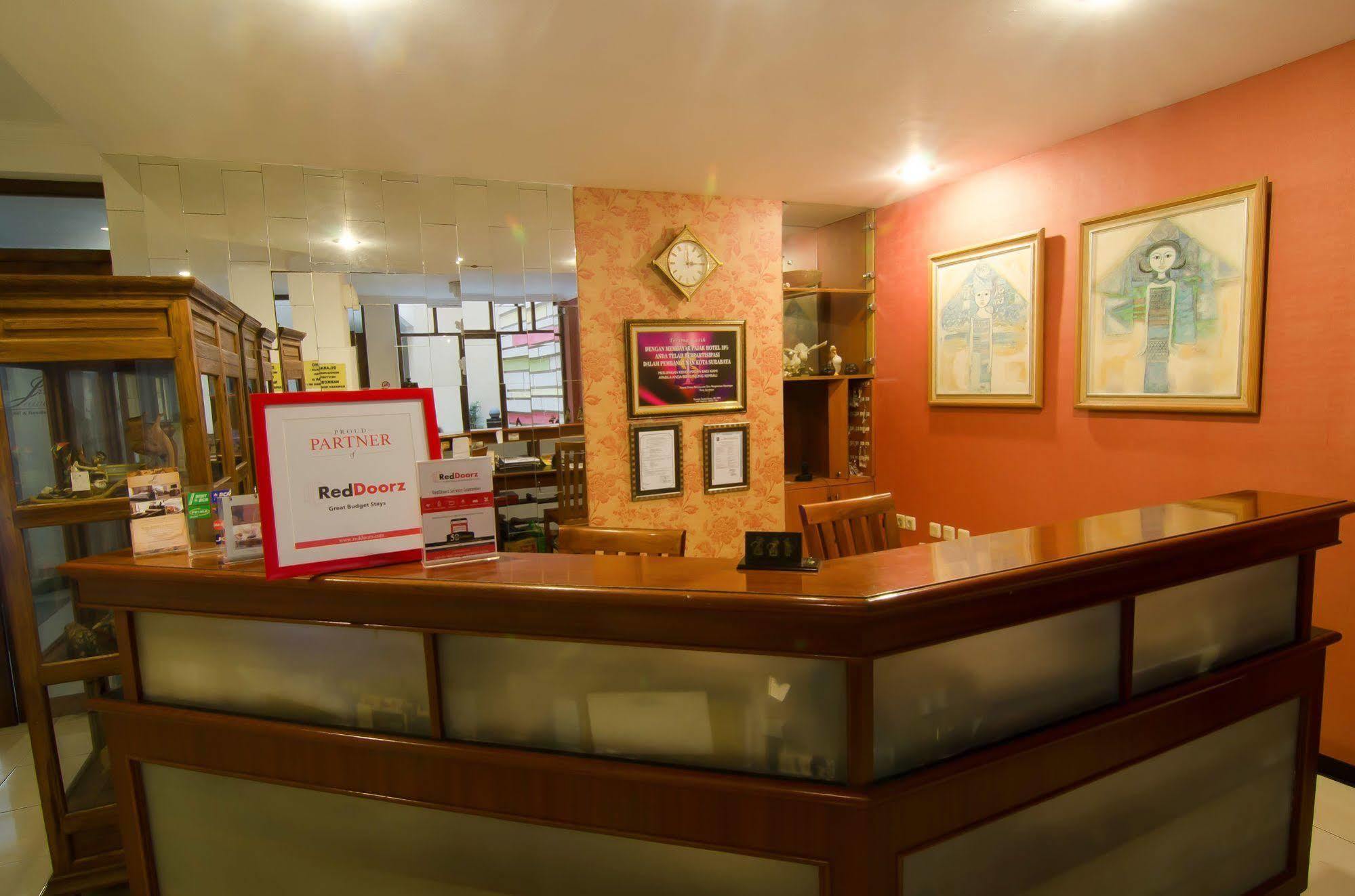 Hotel RedDoorz near Gubeng Station Surabaya Exterior foto