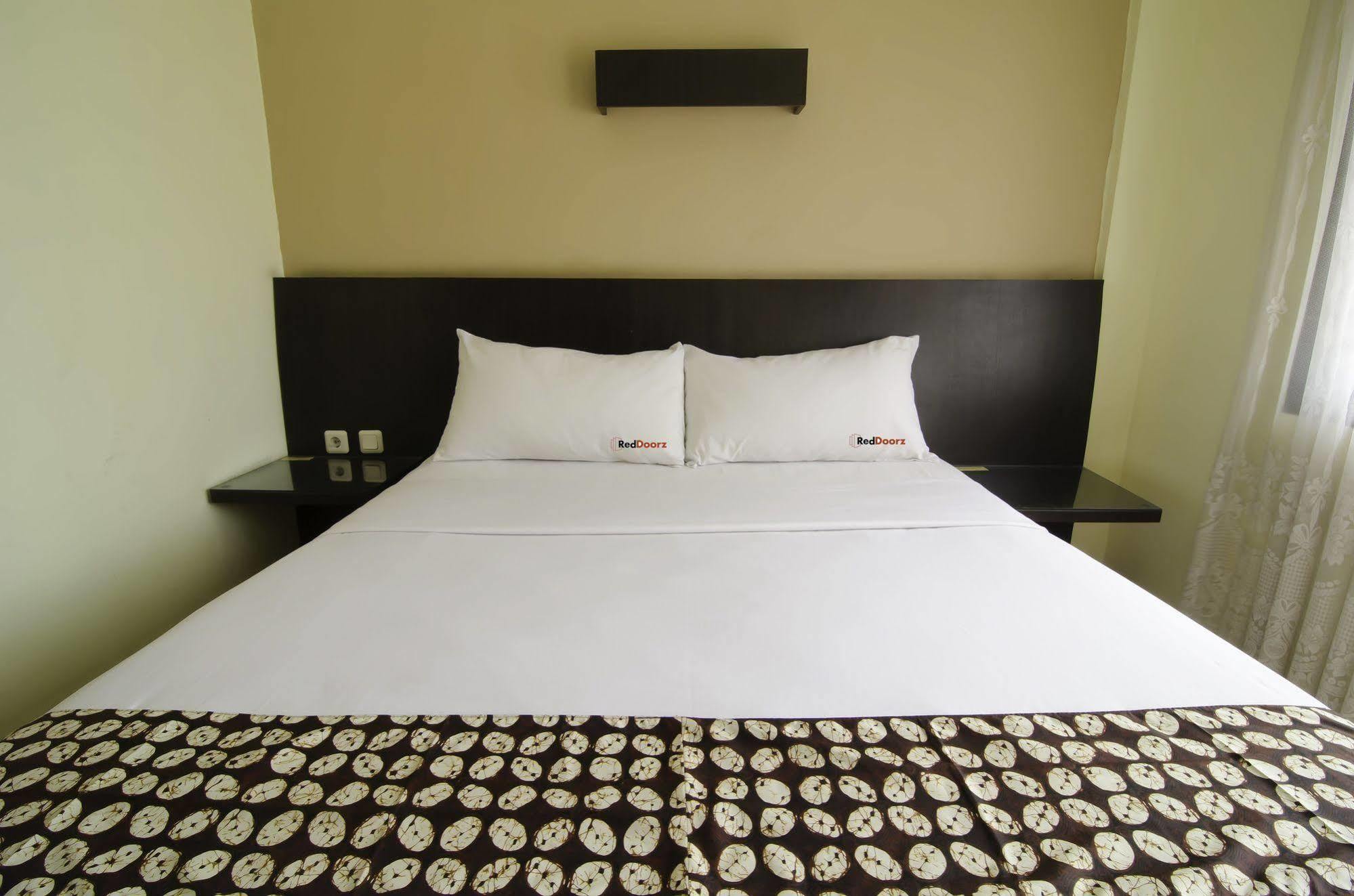 Hotel RedDoorz near Gubeng Station Surabaya Exterior foto