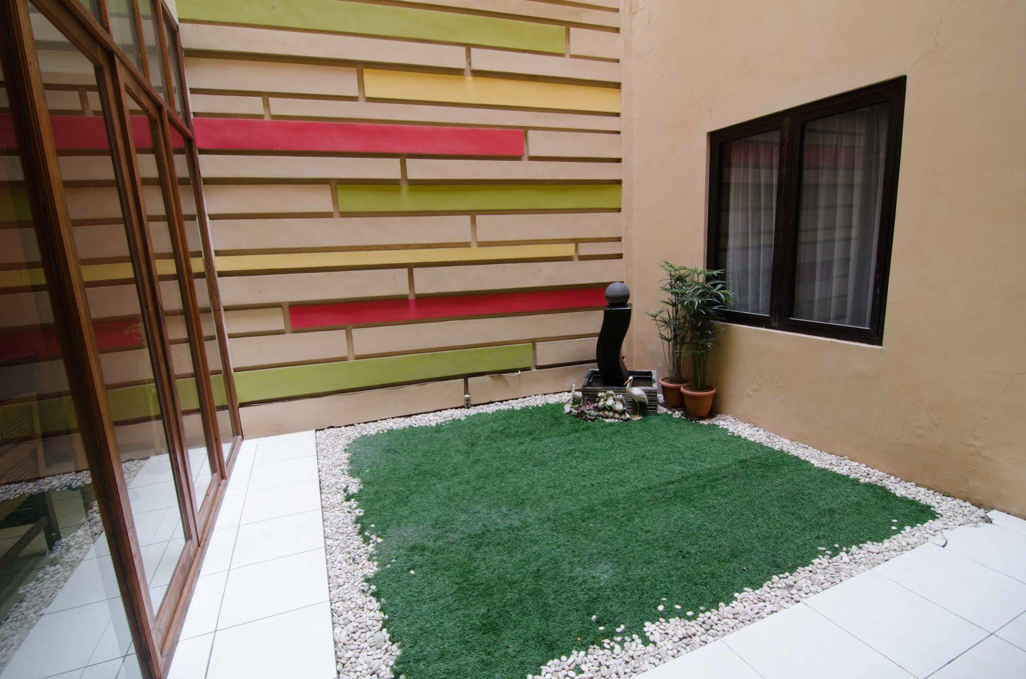 Hotel RedDoorz near Gubeng Station Surabaya Exterior foto