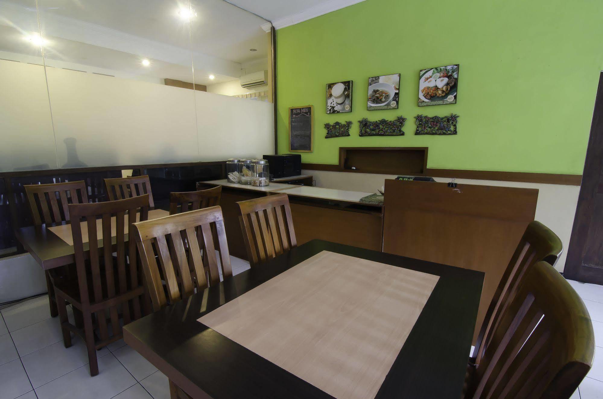 Hotel RedDoorz near Gubeng Station Surabaya Exterior foto