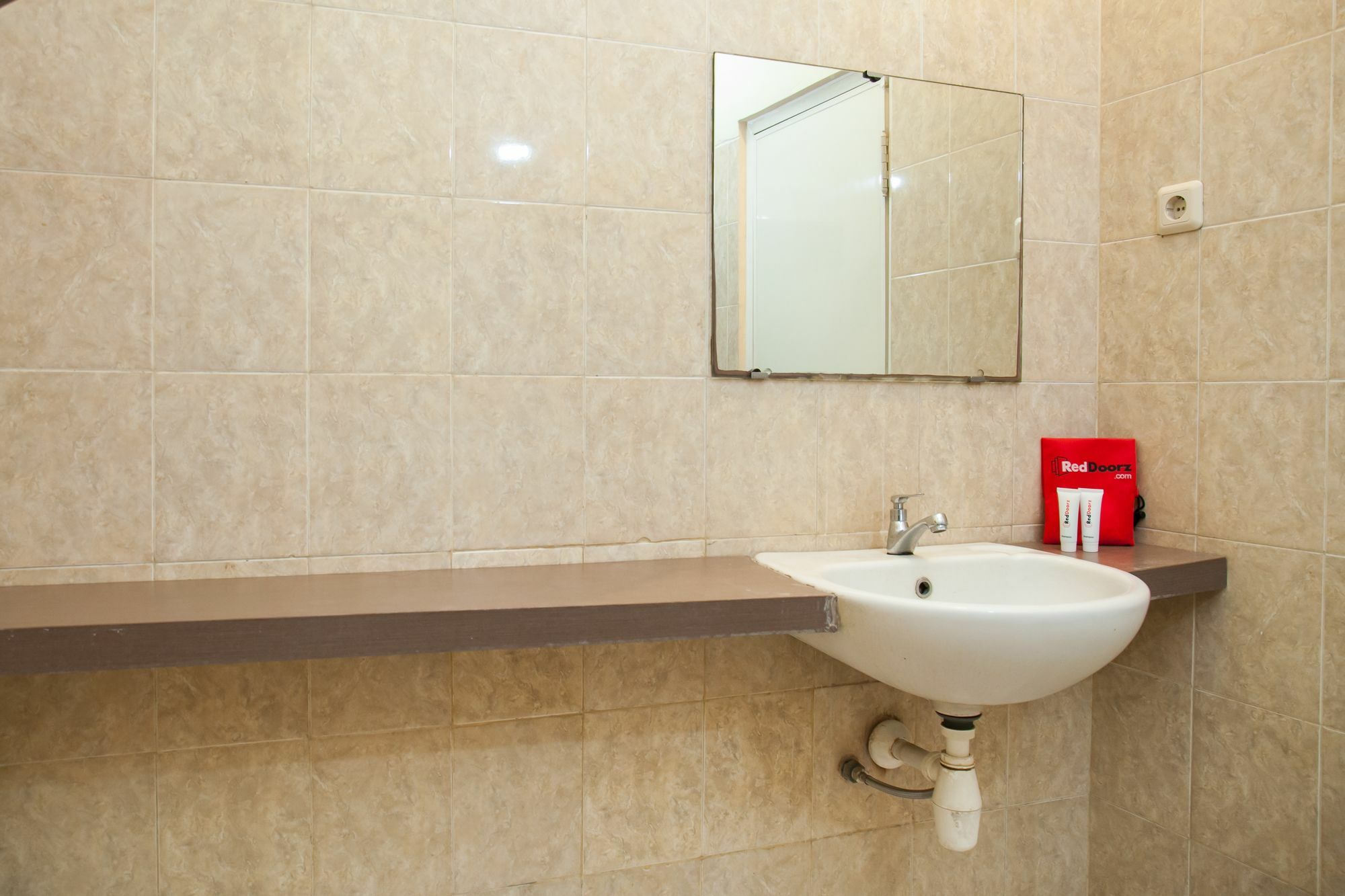 Hotel RedDoorz near Gubeng Station Surabaya Exterior foto